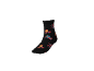 Schwarze Socken mit bunten Cartoon-Helden, darunter ein Eisenheld und ein Spinnenheld.