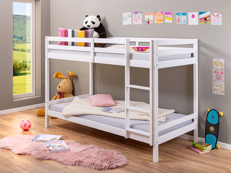 Ein weißes Holz-Hochbett mit rosafarbenen Decken und Kissen.