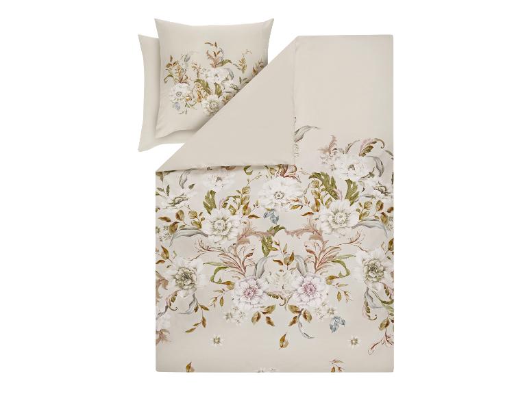Bettwäsche-Set mit Blumenmuster auf beigem Hintergrund.
