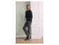 Mann in ESMARA MEN Herren Polopullover mit Struktur, grauer Jeans und Sneakern.