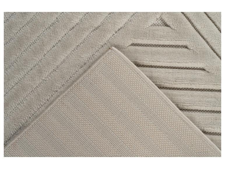 Beiger Teppich mit Streifenmuster und rutschfester Rückseite.