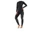 Frau in schwarzen Leggings und Thermoshirt
