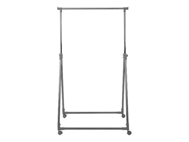 Verstellbarer Kleiderständer aus Metall mit Rollen.