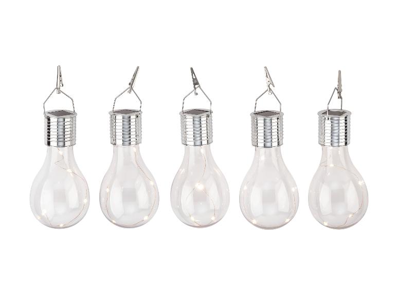Fünf solarbetriebene Glühbirnenlampen, hängend an Clips.