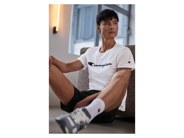 Champion T-Shirt und Shorts; lässiger Stil.