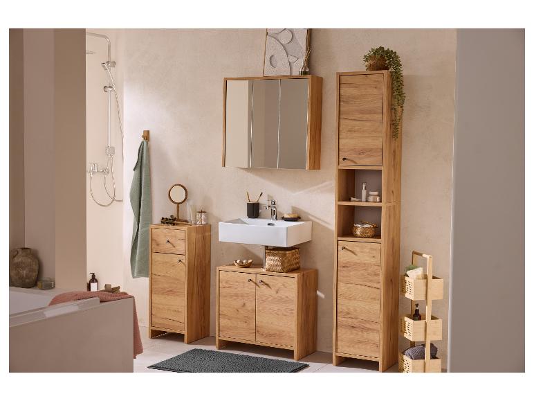 Modernes Badezimmer mit hellen Holzmöbeln, weißem Waschbecken, Spiegelschrank und Dusche.