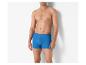 Mann oberkörperfrei in blauen Rippen-Boxershorts