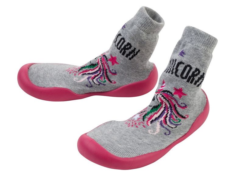 Zwei graue Socken mit Einhorn-Motiv und rosafarbenen Sohlen.
