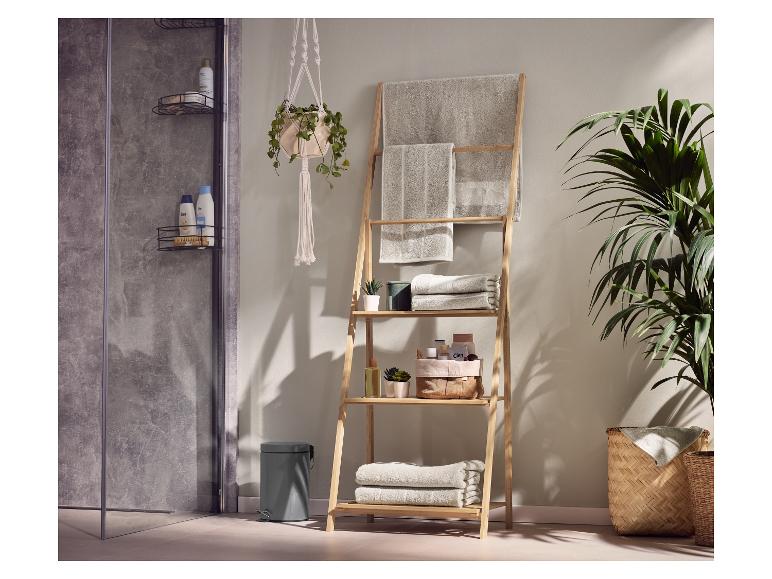 LIVARNO® Handtuchleiter aus Holz mit Handtüchern in einem modernen Badezimmer.