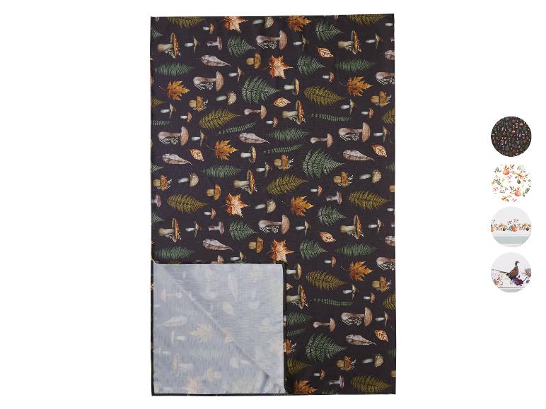 Küchenhandtuch mit Pilz- und Herbstlaubmuster.