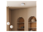 Rauchmelder an heller Decke mit dekorativen Nischen und Hängelampen.