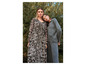 Zwei Frauen tragen ein langes, gemustertes Kleid und einen grauen Pullover mit Hose.