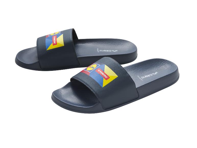 Dunkelblaue Badeschlappen mit farbigem Design und „TREK“-Schriftzug