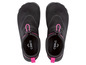 Schwarze Wasserschuhe von Crivit mit rosa Akzenten.
