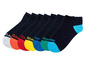 Sieben Paar schwarze Socken mit farbigen Akzenten.