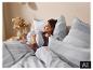 Frau im Bett mit LIVARNO home Renforcé Bettwäsche. [KI-generiertes Bild]