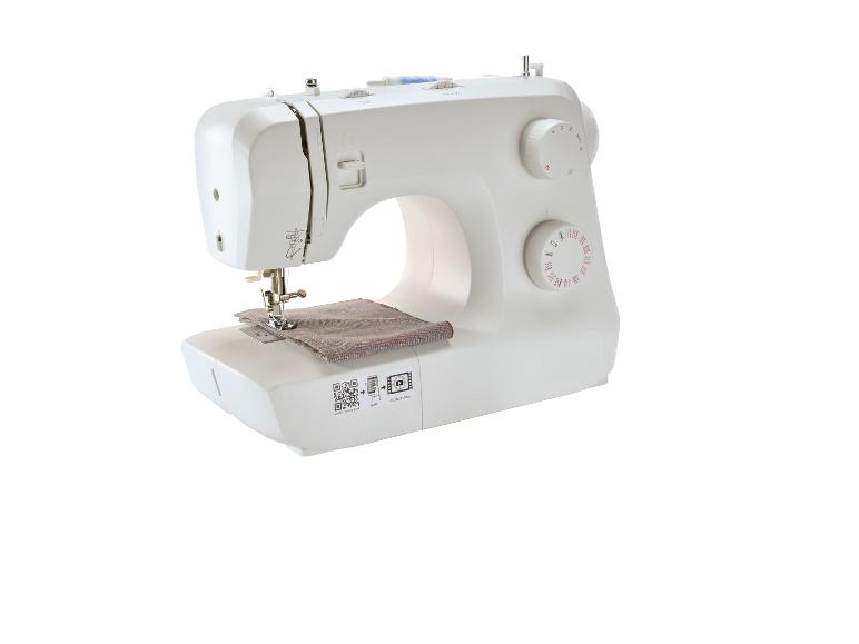 Kompakte weiße Nähmaschine vor weißem Hintergrund.