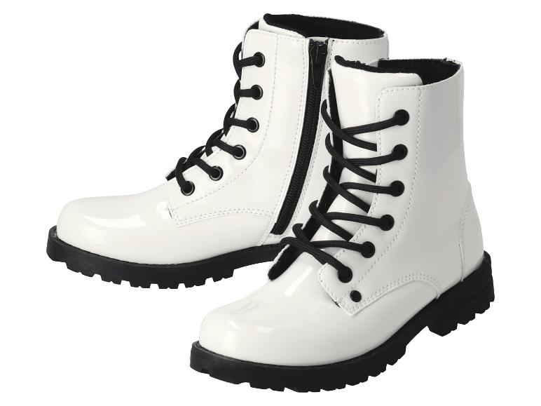 Ein Paar weiße Lack-Schnürstiefel mit schwarzen Sohlen und Reißverschlüssen.