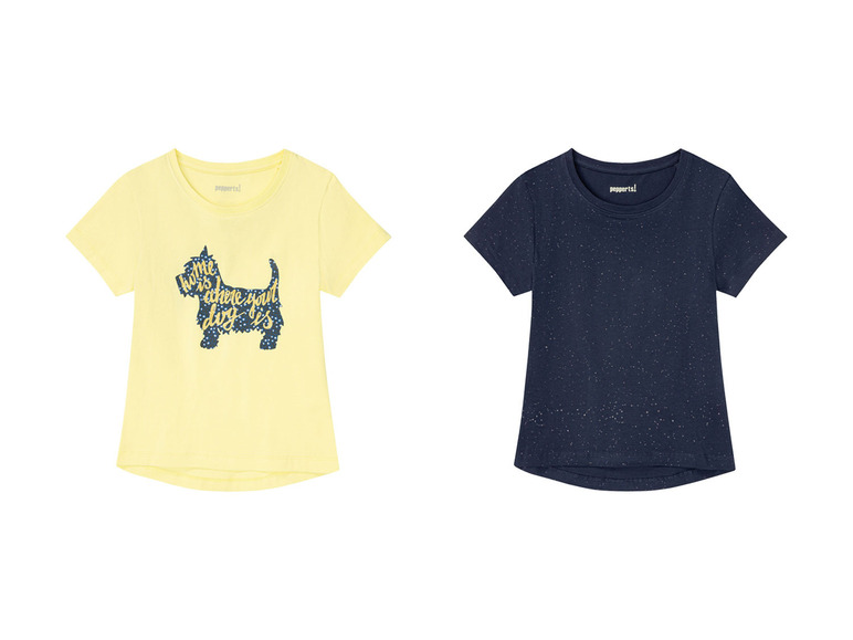 Zwei Pep&Co T-Shirts: ein hellgelbes mit Hundedruck und ein dunkelblaues mit Punkten.