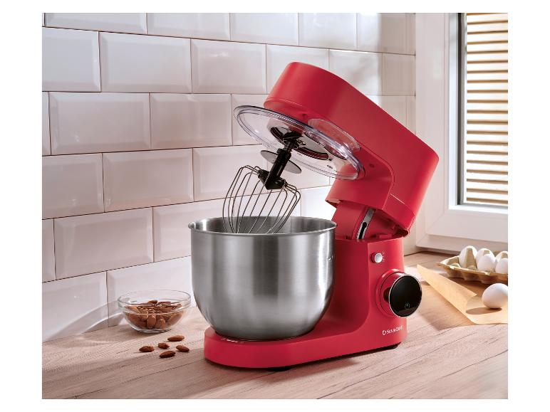 Rote SilverCrest Küchenmaschine mit Edelstahlschüssel auf einer Küchenarbeitsplatte.