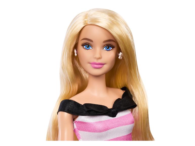 Barbie in einem rosa-weißen Kleid mit einer schwarzen Schleife.