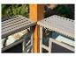 Nahaufnahme einer modernen Outdoor-Pergola mit Lattenregalen und Holzpfosten.