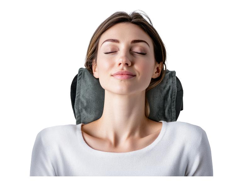 Frau ruht mit geschlossenen Augen, mit einem grauen Nackenkissen.