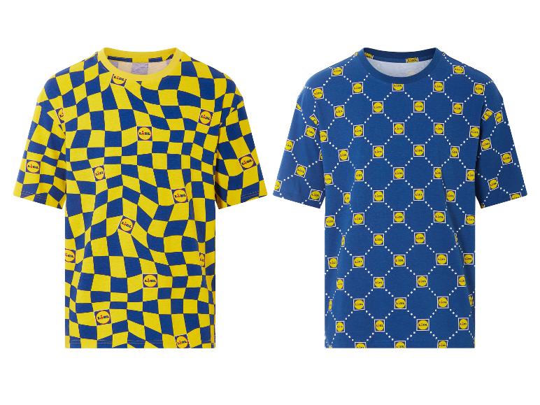Zwei Lidl T-Shirts: eines mit gelben und blauen Karos, das andere dunkelblau mit wiederkehrendem Lidl-Muster.