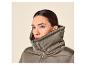 Frau in einer graubraunen Steppjacke mit hohem Kragen.