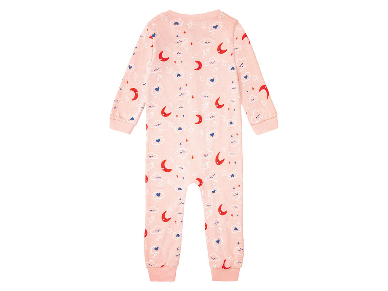 Ein rosa Baby-Strampler mit Mond- und Wolken-Muster.