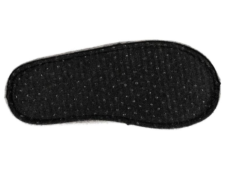 Sohle eines dunkelgrauen Babyschuhs.