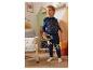 Junge in dunkelblauem Paw Patrol Hoodie und Jogginghose.