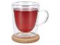 Glasteetasse mit rotem Tee auf einem Korkuntersetzer