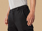 Schwarze Cargohose mit einer Tasche