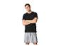 Mann in schwarzem Sport-T-Shirt und grauen Sport-Shorts, mit verschränkten Armen