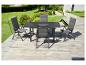 Gartenset mit dunkelgrauem Tisch und vier Stühlen auf einer Holzterrasse.