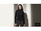 Frau in schwarzem Wickeloberteil und Leggings mit Leopardenmuster