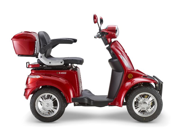 Roter vierrädriger Roller mit Gepäckbox