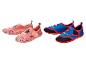 Kinder-Badeschuhe in Rosa mit Blumenmuster und in Blau mit Superheldenmotiv.