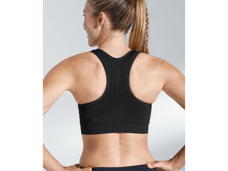 Ein schwarzer nahtloser Sport-BH zum Trainieren.