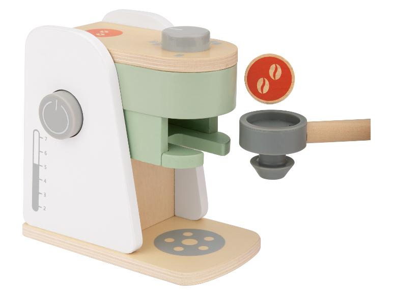 Kaffeemaschine aus Holz als Spielzeug mit Siebträger und Kaffeebohnen-Token, in Weiß, Grün und Naturholz.