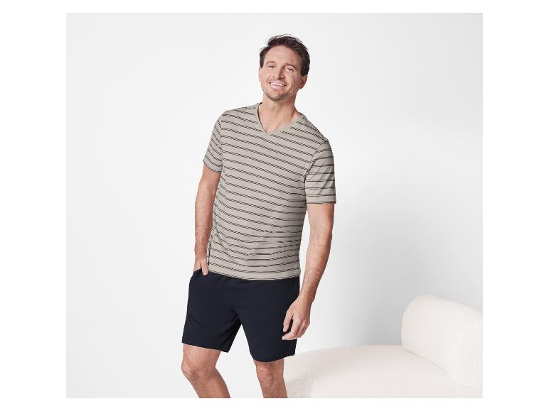 Herrenpyjama: gestreiftes T-Shirt und einfarbige Shorts.