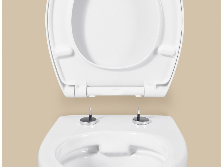 Weiße Toilettenschüssel mit hochgeklapptem Sitz und Deckel auf beigem Hintergrund.
