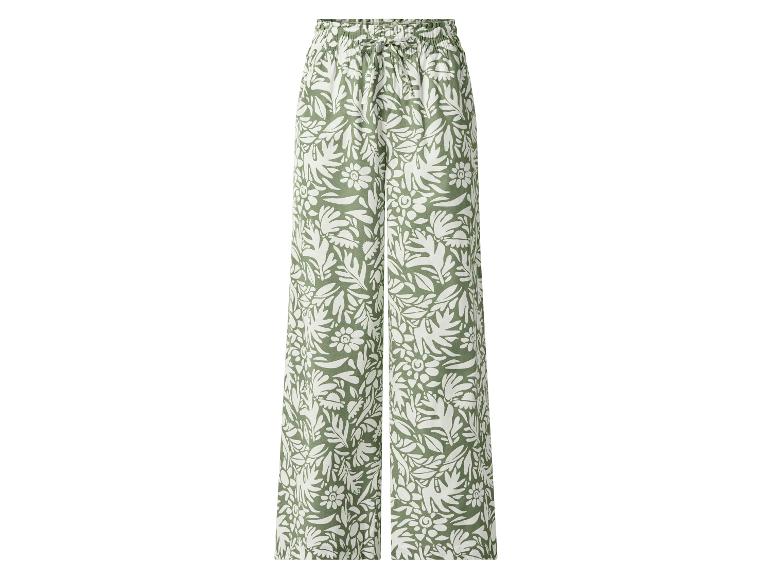 Grüne weite Hose mit weißem Blumenmuster.