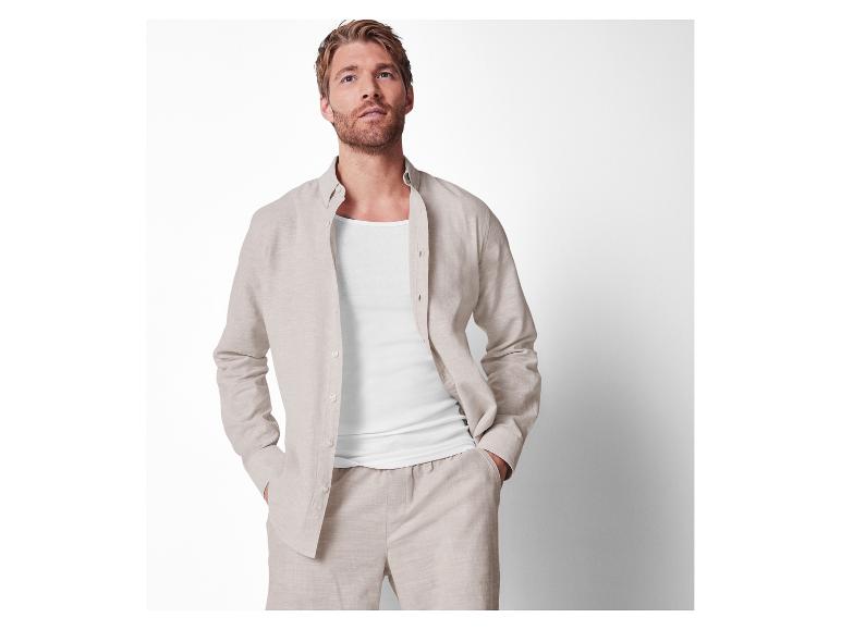 Beige Leinenhemd und Hose, weißes Unterhemd.
