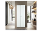 Weißer Kleiderschrank mit zwei Türen in modernem Ambiente.
