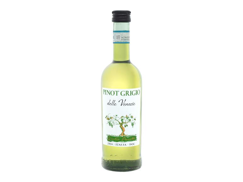 Weißweinflasche Pinot Grigio delle Venezie mit Etikett, das einen Baum und den Text „2024 ITALIA DOC“ zeigt.