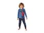 Junge in blauem Langarm-Pyjama mit Superhelden-Aufdruck.