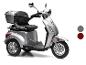 Silberner Dreirad-Scooter mit Gepäckträger und Farboptionen: Grau und Braun.