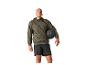 Mann in olivgrünem Hoodie und schwarzen Shorts hält einen Medizinball.